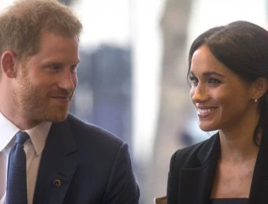 Ο Χάρι σπάει το πρωτόκολλο - Χαϊδεύει δημοσίως τη Μέγκαν (βίντεο)